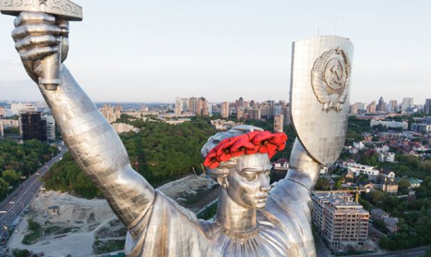 Украинцы хотят заменить трезубцем герб СССР на монументе «Родина-мать» в Киеве