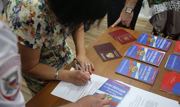 Жителям ДНР и ЛНР перед голосованием на выборах в Госдуму выдали российские паспорта