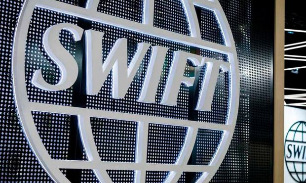 Попавшие под санкции российские банки отключат от системы SWIFT