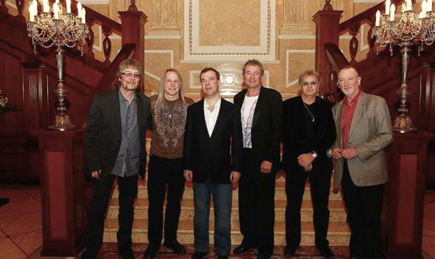 Участники Deep Purple вернули Дмитрию Медведеву его автограф из-за ситуации в Украине