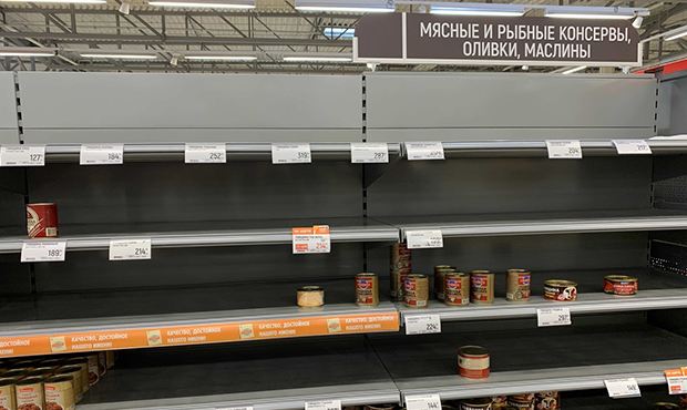Российские супермаркеты ограничили продажу некоторых продуктов в одни руки