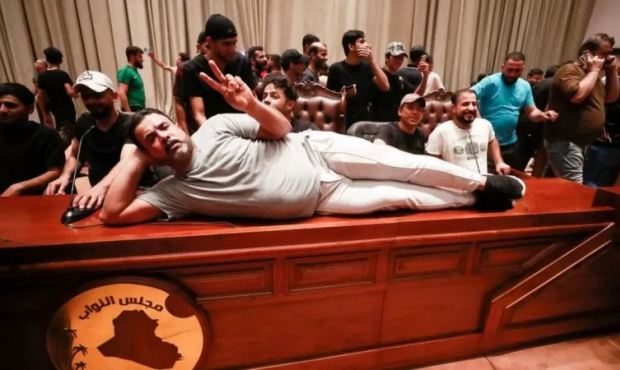 Протестующие ворвались в здание иракского парламента