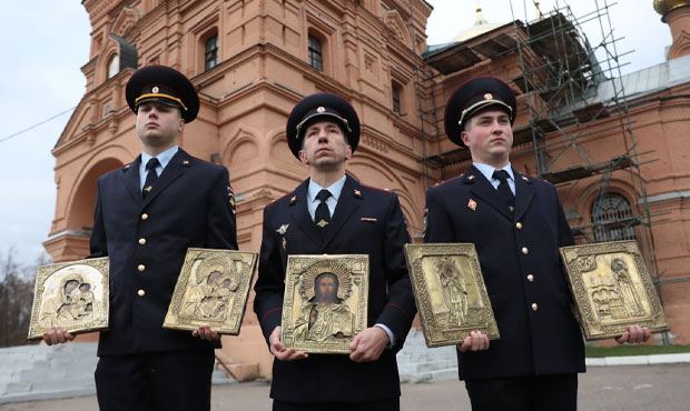 Российским полицейским купят «бронированные иконы» с текстами молитв