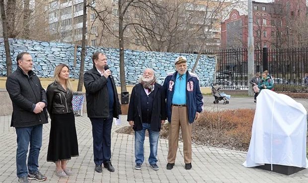 В московском зоопарке появился памятник «Курочке Рябе»