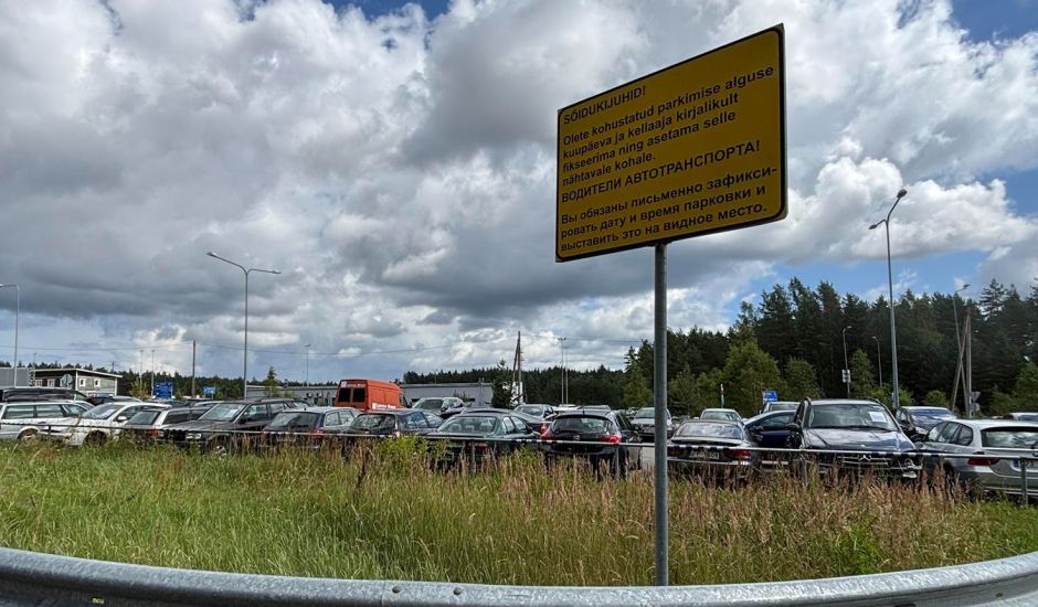 Власти Эстонии объявили о продаже оставленных на российской границе автомобилей