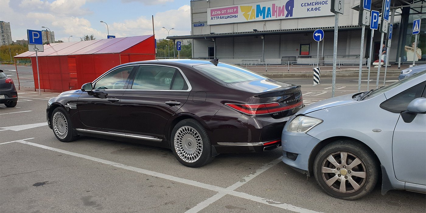 Странное ДТП на парковке: в машину врезалась старая Toyota без водителя |  Obshchaya Gazeta