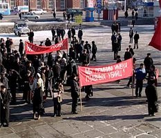 Сурков предрек закону о митингах печальную судьбу