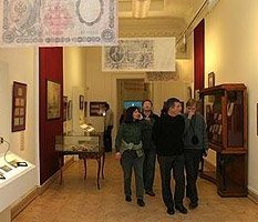 Деньги, кадры, экспонаты