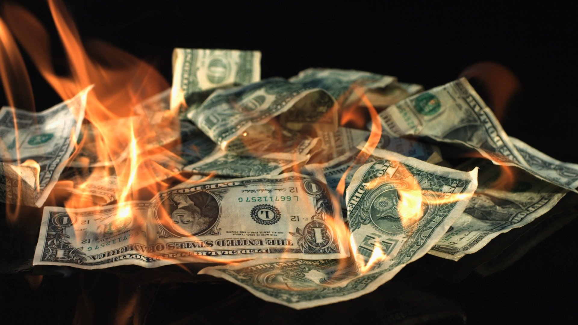 Сжигание денег. Горящие купюры. Деньги горят. Доллар горит.