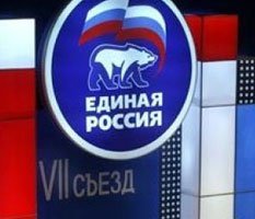 "Единая Россия" протестует впереди оппозиции