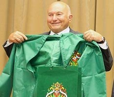 Юрий Лужков преподает отставку