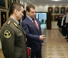Дмитрий Медведев примерил полицейским форму