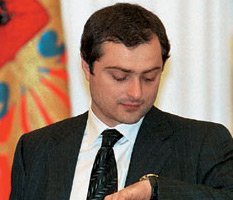 Владислава Суркова бросили на религию